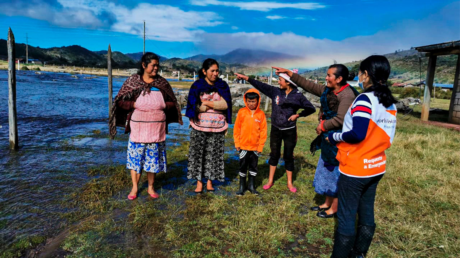 Familia muestra a trabajadora de World Vision áreas afectadas por tormentas.