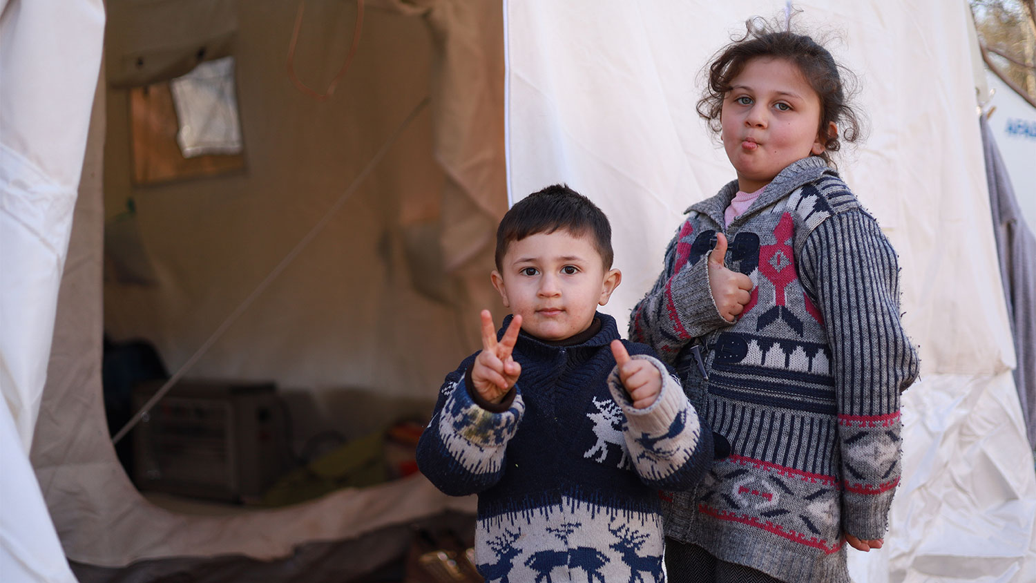 Niños afectados por terremoto en Turquía permanecen en refugios.