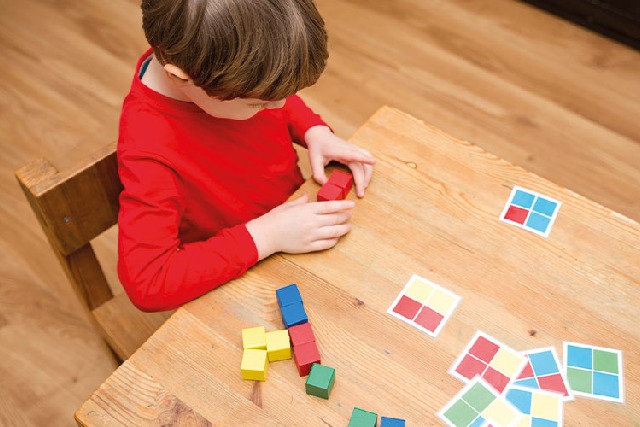 Niño desarrollando sus tipos de inteligencia con un juego lúdico