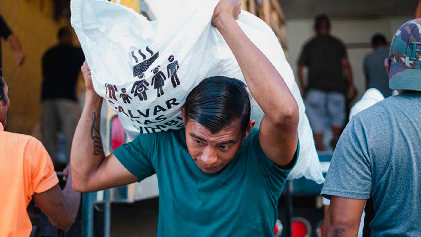Un hombre carga un saco lleno de comida en Honduras.
