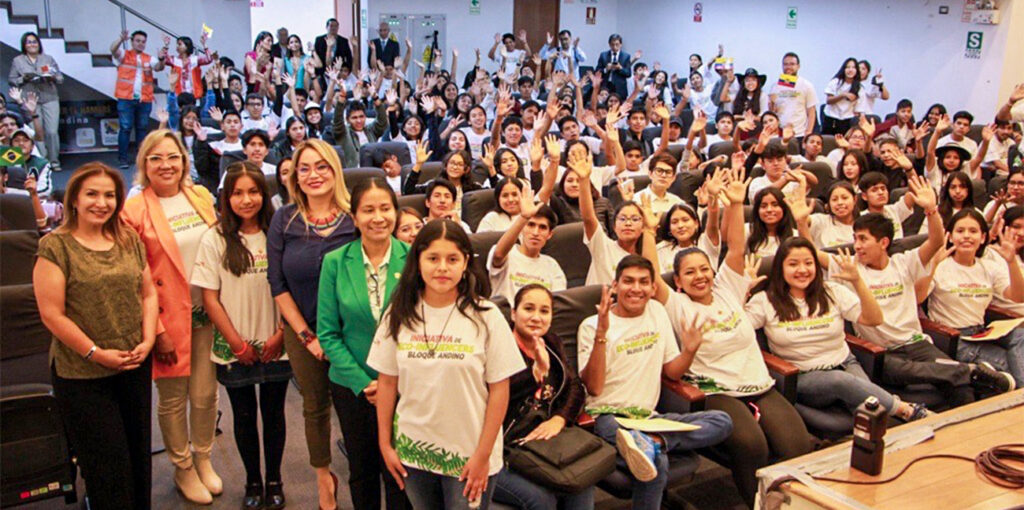 Adolescentes y jóvenes en el Congreso peruano.