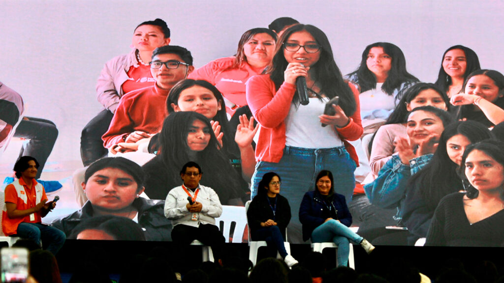 Adolescentes y jóvenes participan en evento de Eco-Influencers.