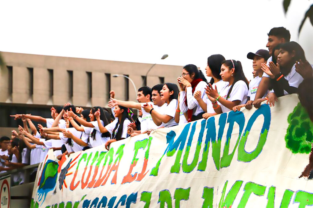 Jóvenes participan en movilización por las calles de Lima, Perú.