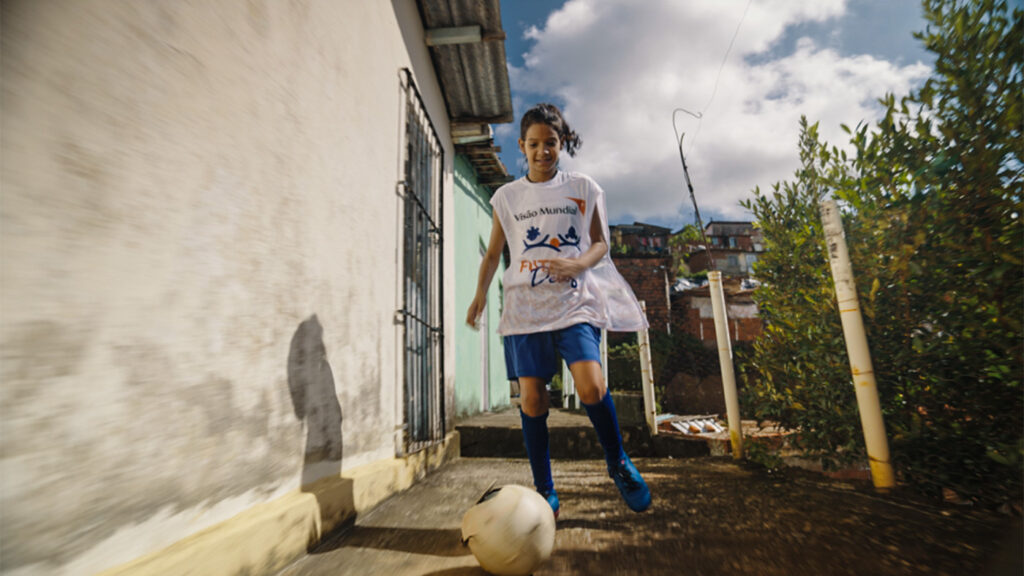 Lara juega al fútbol en Brasil.