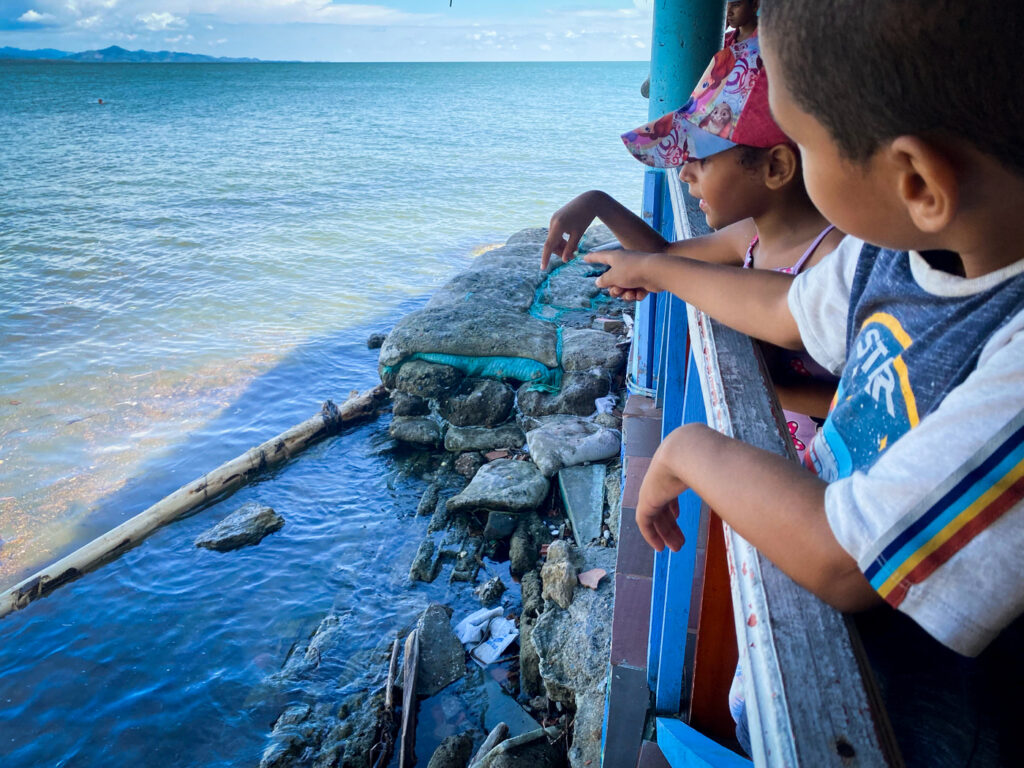 Niños viendo el mar en un barco