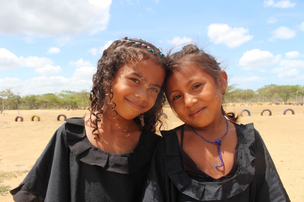 Dos niñas indígenas
