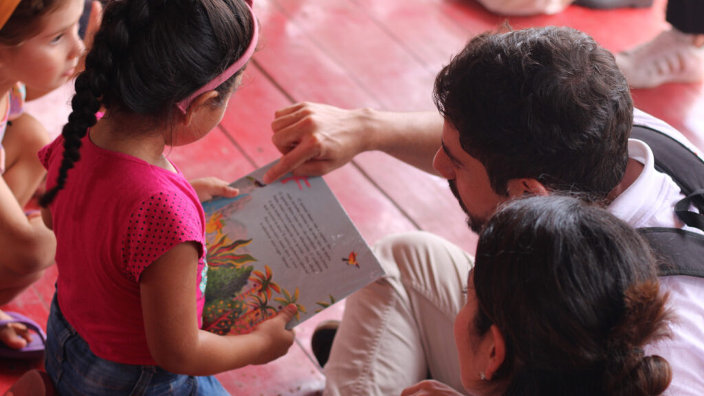 World Vision certifica a docentes para fortalecer comprensión lectora de niñas y niños.