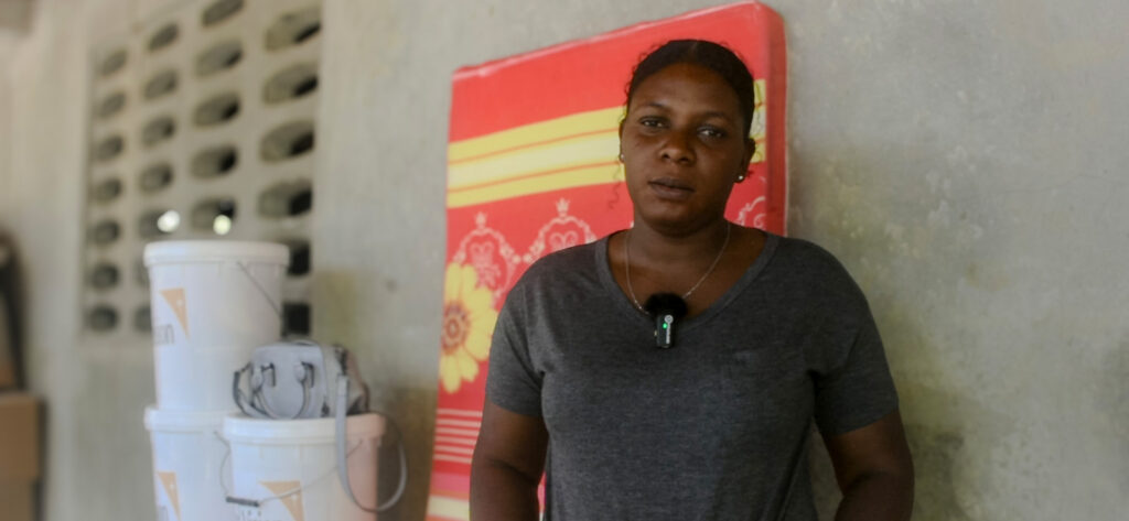 Alexandra, madre haitiana afectada por la violencia de pandillas.