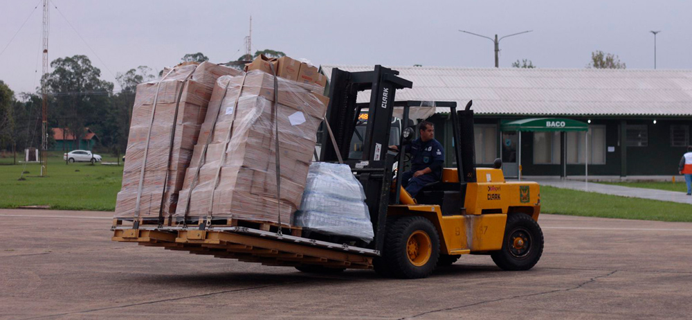 Mediante transporte aéreo y terrestre se distribuyen 20 toneladas de alimentos y artículos de primera necesidad a familias de Rio Grande do Sul (Brasil).