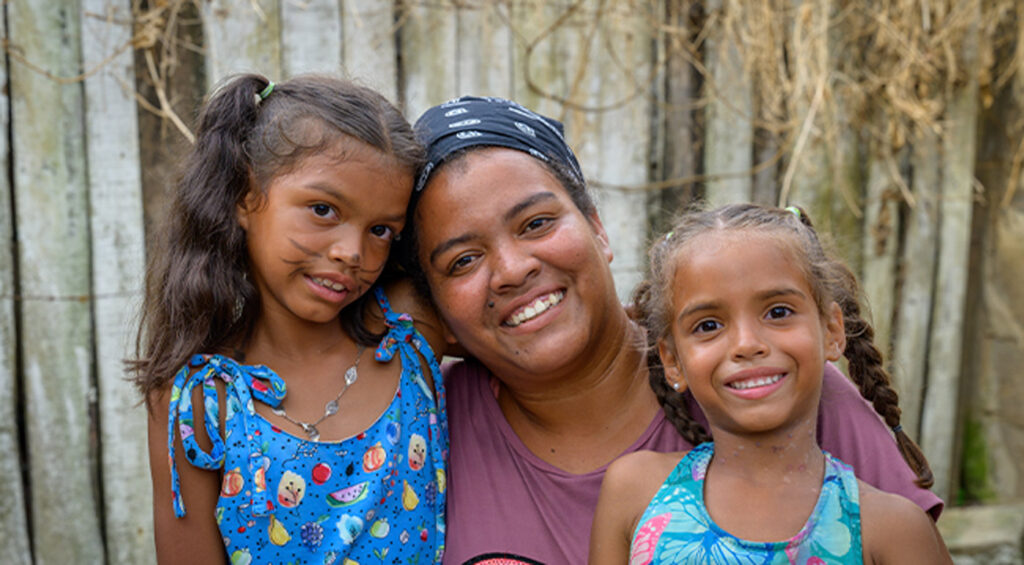 Familia venezolana y sus hijas en Necoclí.